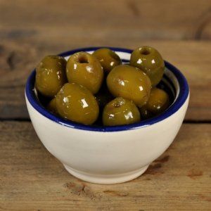 Olijven koningsbaby met verse knoflook